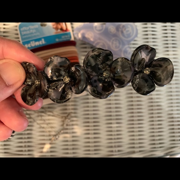 SOLD Hair accessories - Picture 4 of 9